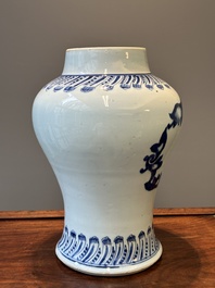 Een zeldzame en bijzondere Chinese blauw-witte vaas met floraal decor, Kangxi