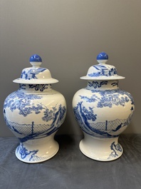 Paire de vases couverts en porcelaine de Chine en bleu et blanc &agrave; d&eacute;cor figuratif, 19&egrave;me