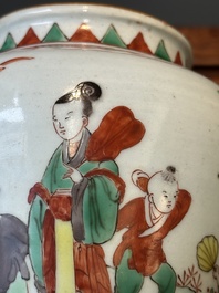 Een kleine Chinese wucai pot met figuren in een landschap, Transitie periode