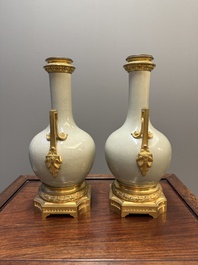 Paire de vases en porcelaine de Chine de type 'ge' aux montures en bronze dor&eacute;, 19&egrave;me