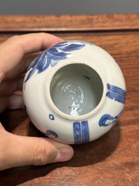 Een Chinese blauw-witte 'Lange Lijzen' theebus en deksel, conische schelp merk, Kangxi