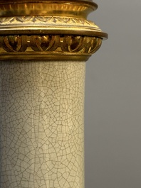 Paire de vases en porcelaine de Chine de type 'ge' aux montures en bronze dor&eacute;, 19&egrave;me