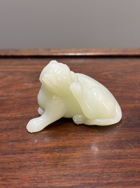 Een fijne Chinese celadon jade sculptuur van een mythisch dier, 17/18e eeuw