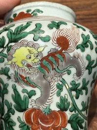Een kleine Chinese wucai pot met boeddhistische leeuwen en pioenslingers, Transitie periode