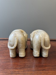 Een paar Chinese witte en roodbruine jade sculpturen van een olifant, Qianlong