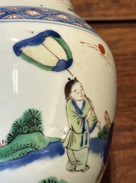 Een Chinese wucai vaas met figuren en kalligrafie, Transitie periode