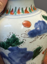 Een kleine Chinese wucai pot met figuren in een landschap, Transitie periode