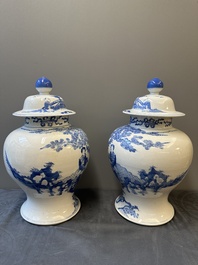 Paire de vases couverts en porcelaine de Chine en bleu et blanc &agrave; d&eacute;cor figuratif, 19&egrave;me