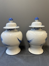 Paire de vases couverts en porcelaine de Chine en bleu et blanc &agrave; d&eacute;cor figuratif, 19&egrave;me