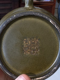 Th&eacute;i&egrave;re en porcelaine de Chine monochrome &agrave; &eacute;mail dit 'poudre de th&eacute;', marque de Yongzheng, 18/19&egrave;me