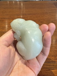 Een fijne Chinese celadon jade sculptuur van een mythisch dier, 17/18e eeuw