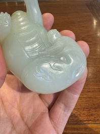 Een fijne Chinese celadon jade sculptuur van een mythisch dier, 17/18e eeuw