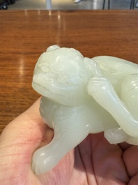 Een fijne Chinese celadon jade sculptuur van een mythisch dier, 17/18e eeuw