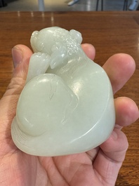 Een fijne Chinese celadon jade sculptuur van een mythisch dier, 17/18e eeuw