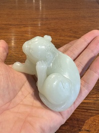 Een fijne Chinese celadon jade sculptuur van een mythisch dier, 17/18e eeuw