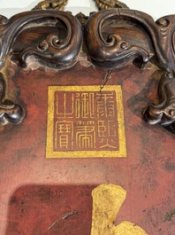 Plaque en bois huali en laque noire et rouge &agrave; inscription 'Hui Su Xin 會素心' et &agrave; d&eacute;cor dor&eacute;, marque et peut-&ecirc;tre &eacute;poque de Kangxi