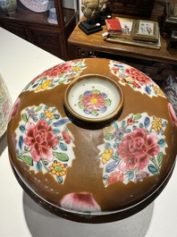 A pair of Chinese capucin-brown-ground famille rose covered bowls with floral design, Yongzheng/Qianlong