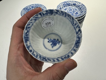 Dix tasses et quatorze soucoupes en porcelaine de Chine en bleu et blanc &agrave; d&eacute;cor floral, marque lingzhi, Kangxi