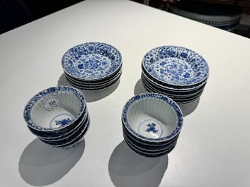 Dix tasses et quatorze soucoupes en porcelaine de Chine en bleu et blanc &agrave; d&eacute;cor floral, marque lingzhi, Kangxi
