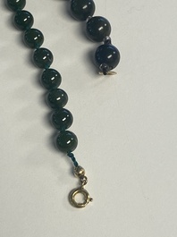 Een gevarieerde verzameling van 16 stukken Chinese sieraden en doosjes, waaronder jade, goud en zilver, 20e eeuw