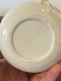 Th&eacute;i&egrave;re en porcelaine de Chine en blanc monochrome, sign&eacute;e Yi Gong 逸公, 18/19&egrave;me
