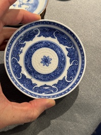 12 tasses et 13 soucoupes en porcelaine de Chine en bleu et blanc, dont certaines &eacute;maill&eacute;es brun capucin, Kangxi/Qianlong