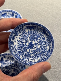 Vier Chinese blauw-witte miniatuur koppen en schotels, vlinder merk, Kangxi