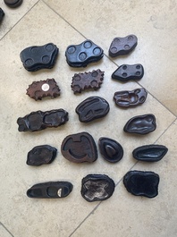 Grande collection de 137 petits socles vari&eacute;s en bois, Chine, 19/20&egrave;me