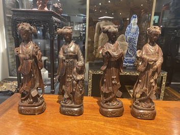 Acht Chinese houten sculpturen van godinnen, 19e eeuw