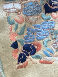 Een Chinese geborduurde zijden rok en een dames zomerkleed, 18/19e eeuw