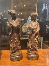 Acht Chinese houten sculpturen van godinnen, 19e eeuw