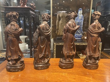 Acht Chinese houten sculpturen van godinnen, 19e eeuw