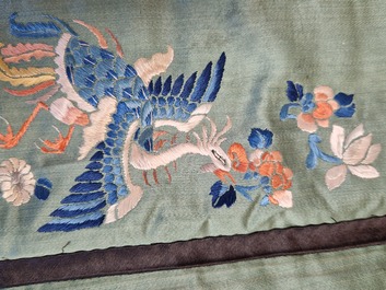 Een Chinese geborduurde zijden rok met draken en feniksen en een portemonneezakje, 18/19e eeuw