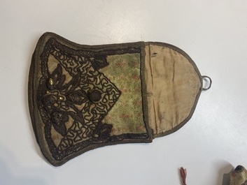 Een Iraanse met gouddraad geborduurde zijden kaftan, een hoed, een muntarmband en een Koranhouder, 19e eeuw