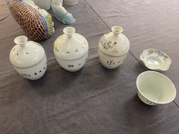 Collection vari&eacute;e de 15 pi&egrave;ces en porcelaine de Chine qianjiang cai, famille rose et verte, 19/20&egrave;me