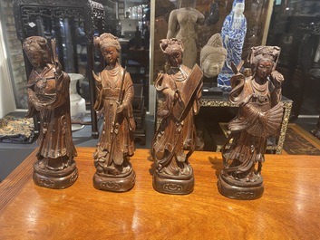 Acht Chinese houten sculpturen van godinnen, 19e eeuw