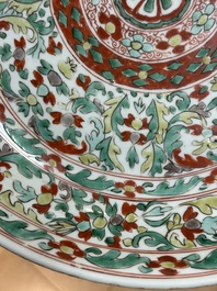 Een Chinese wucai schotel met gestileerd floraal decor, Kangxi