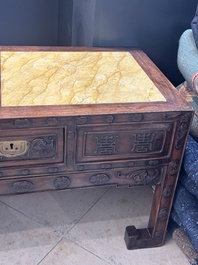 Een Chinese gestoken houten sokkel en een lage tafel met marmeren bladen, 19e eeuw