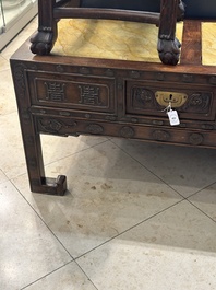 Een Chinese gestoken houten sokkel en een lage tafel met marmeren bladen, 19e eeuw