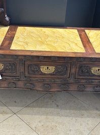 Een Chinese gestoken houten sokkel en een lage tafel met marmeren bladen, 19e eeuw