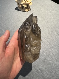Deux figures de guanyin en pierre st&eacute;atite et cristal et une assiette en jade &agrave; d&eacute;cor de chilong, 19&egrave;me