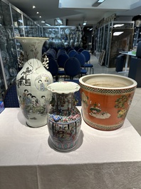 Deux vases et une jardini&egrave;re en porcelaine de Chine famille rose, 19/20&egrave;me