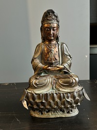 Een fraai Chinees deels gelakt en verguld bronzen beeld van Bodhisattva op lotustroon, Ming