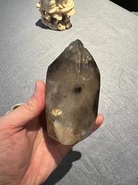 Deux figures de guanyin en pierre st&eacute;atite et cristal et une assiette en jade &agrave; d&eacute;cor de chilong, 19&egrave;me