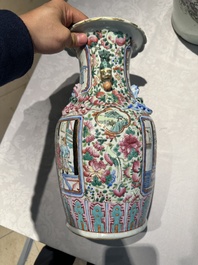 Deux vases et une jardini&egrave;re en porcelaine de Chine famille rose, 19/20&egrave;me