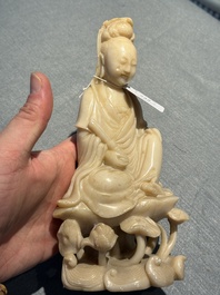 Deux figures de guanyin en pierre st&eacute;atite et cristal et une assiette en jade &agrave; d&eacute;cor de chilong, 19&egrave;me