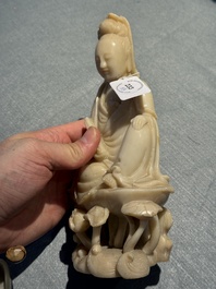 Een Chinese zeepstenen en een kristallen figuur van Guanyin en een jade 'chilong' plaquette, 19e eeuw