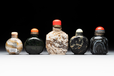 Five Chinese hardstone and glass snuff bottles, 19/20th C.