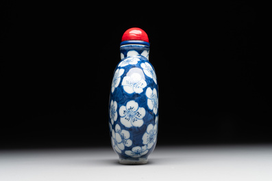 A large Chinese blue and white 'prunus on cracked ice' snuff bottle, Chenghua mark, 18/19th C.