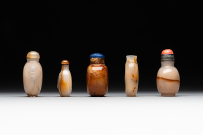 Five Chinese agate snuff bottles, 19/20th C.